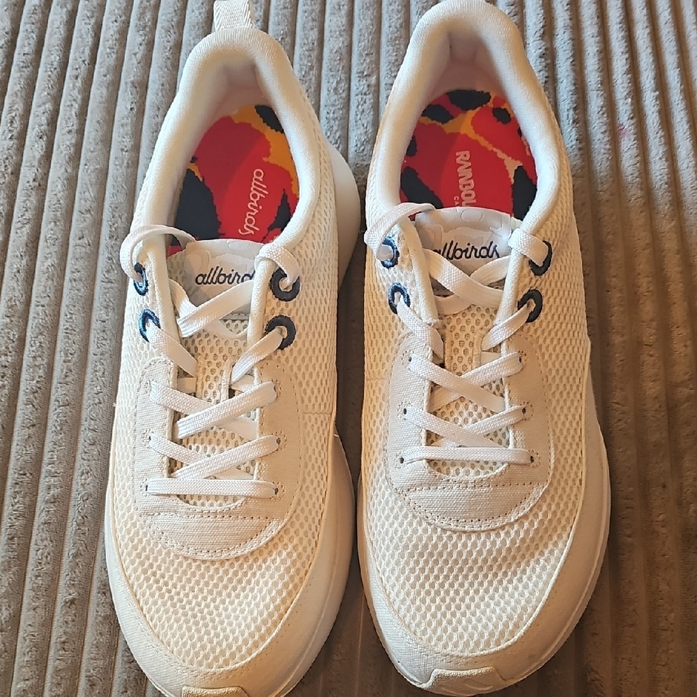 Allbirds Courie durable mesh upper and a cushioned SweetFoam M10